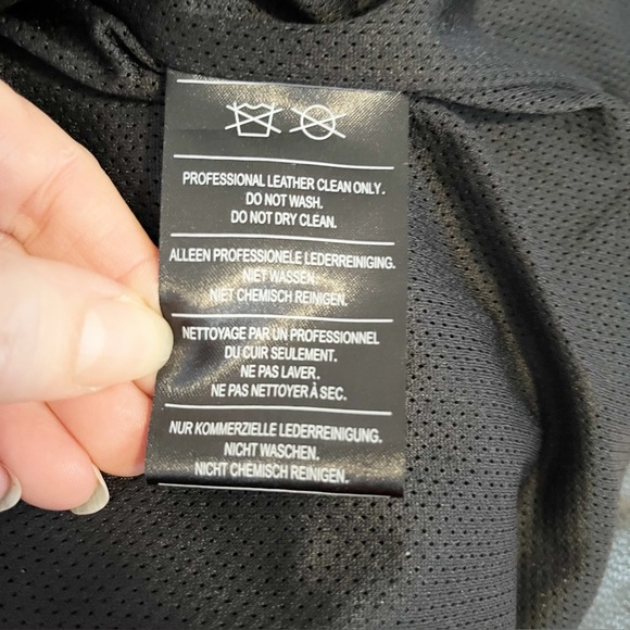 Harley-Davidson 2008 Black Leather Biker Jacket w/Air Vents, Ties for Snug Fit - Picture 16 of 17